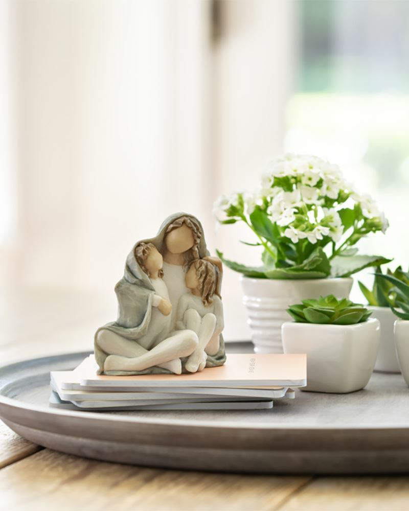 Cozy Figurine - Close together, we three | Willow Tree | The Paper