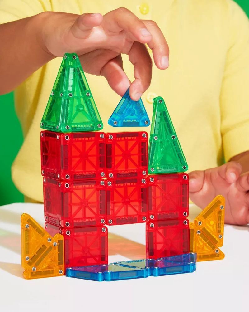 Hand building with microMAGS on the metal tin