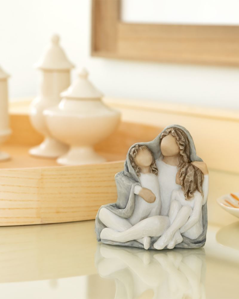 Cozy Figurine - Close together, we three | Willow Tree | The Paper